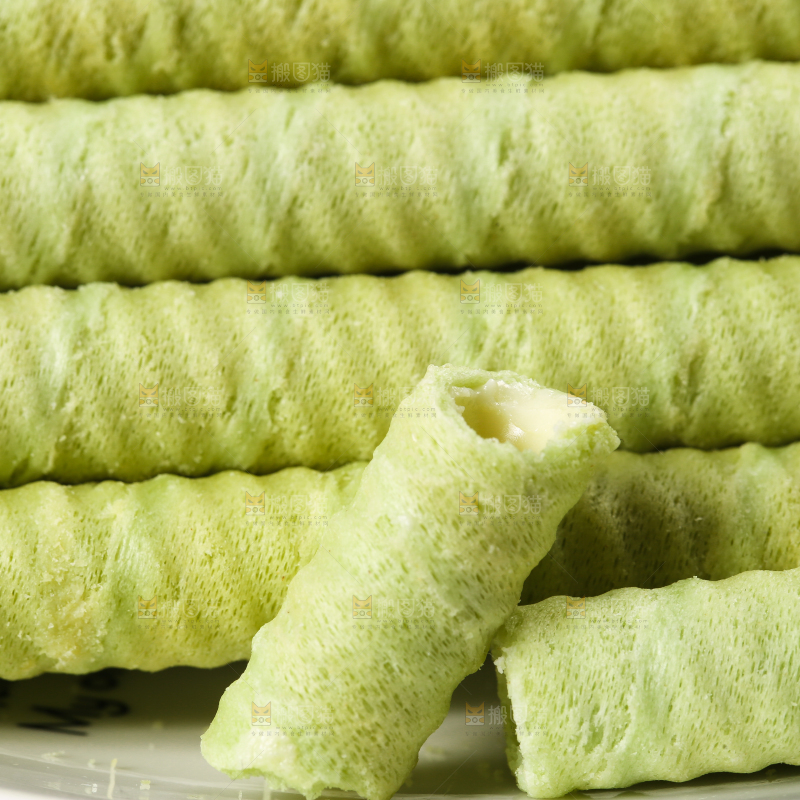 盘子里放着抹茶卷