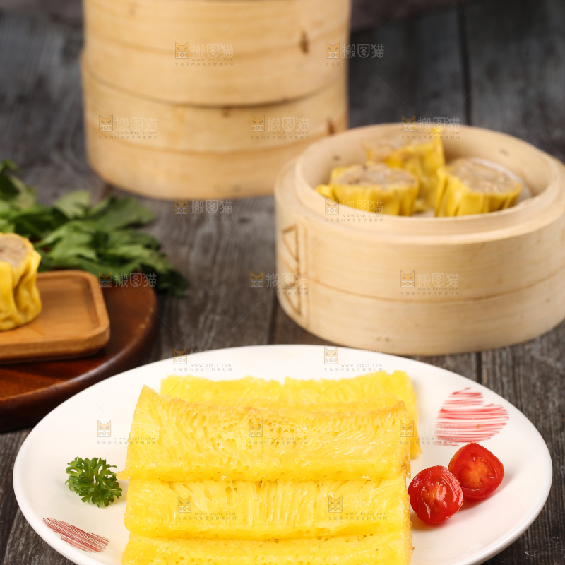 盘子里装着手工蒸糕