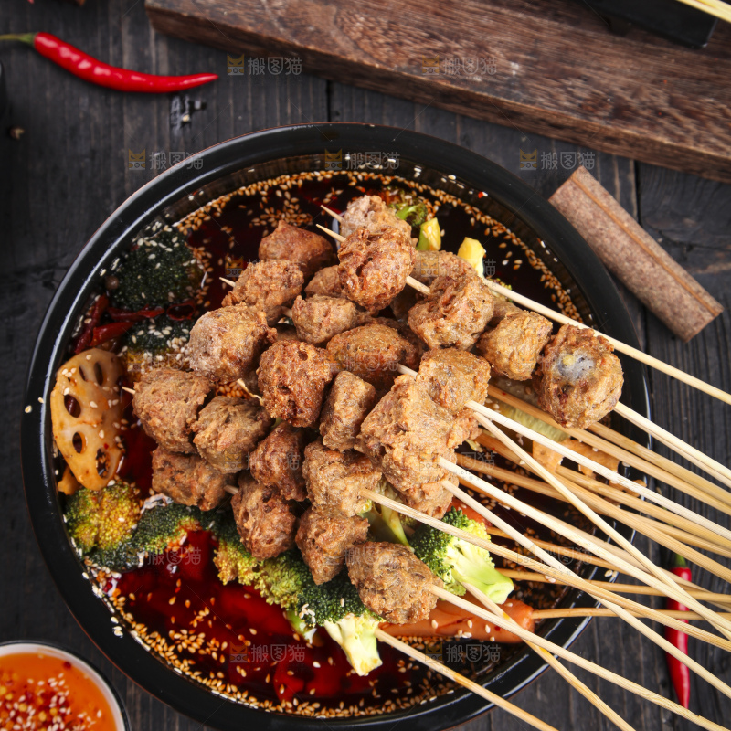 锅里放着牛肉丸串