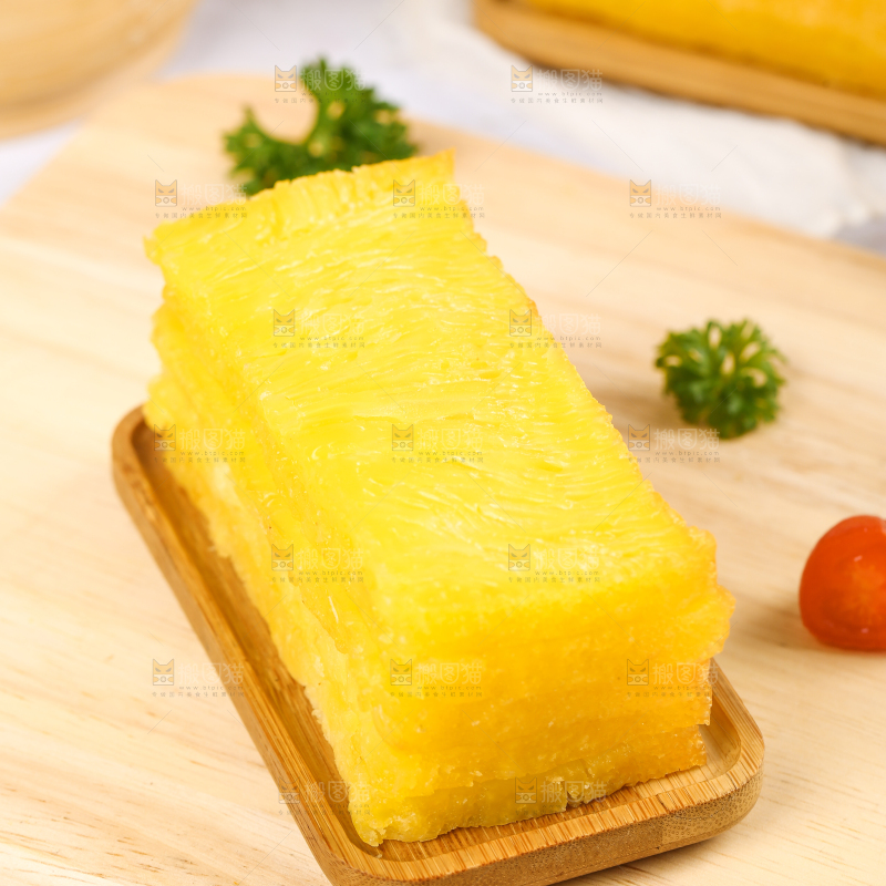 木板上摆放着椰汁黄金糕