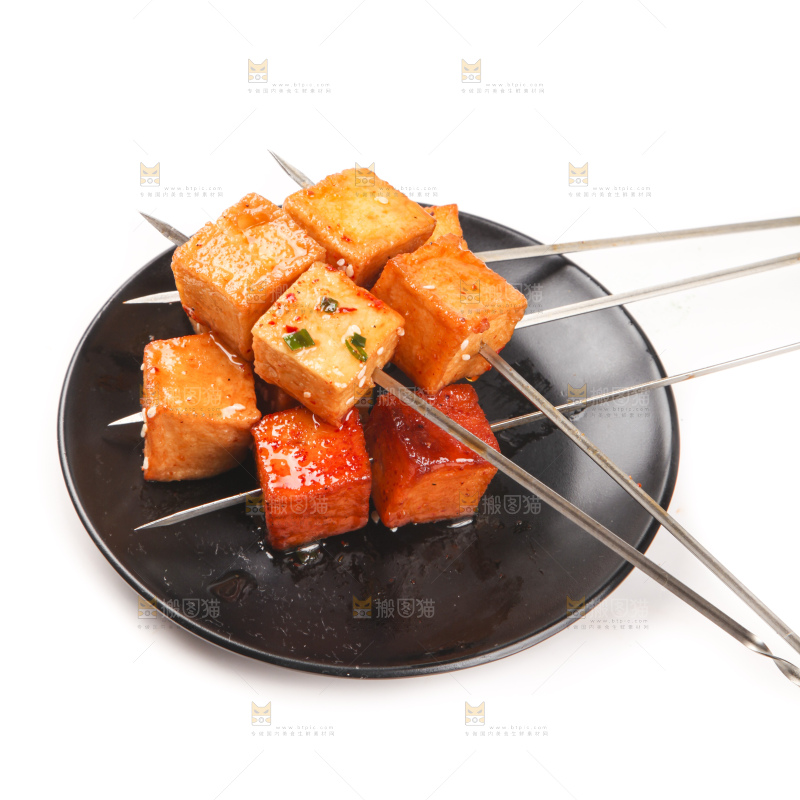 盘子里的豆腐串