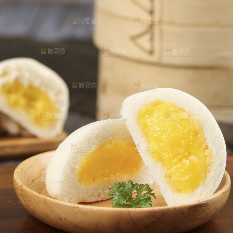 盘子里的奶黄馅包子