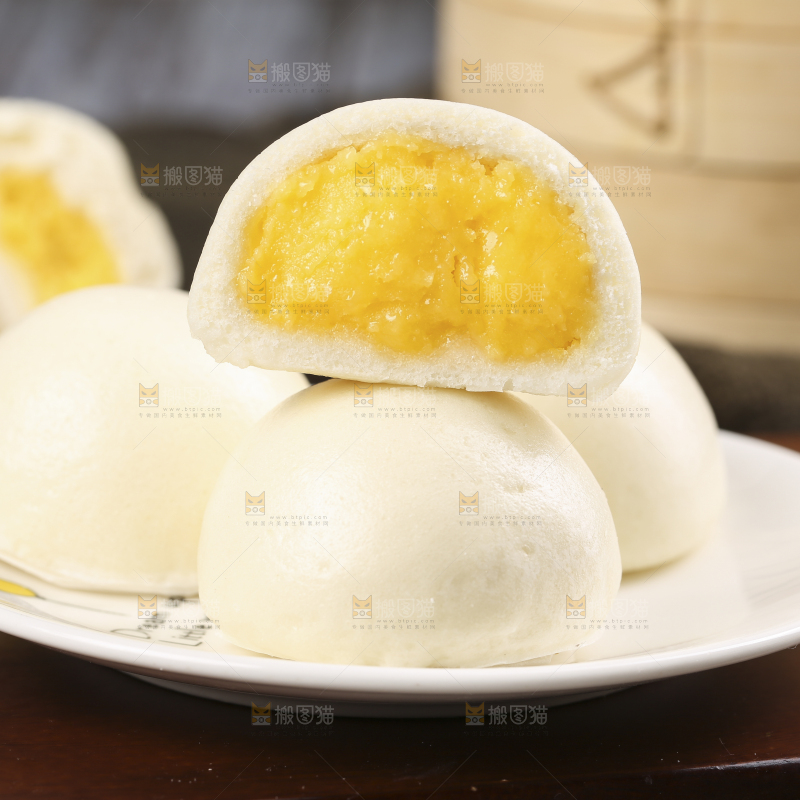 盘子里的奶黄馅包子