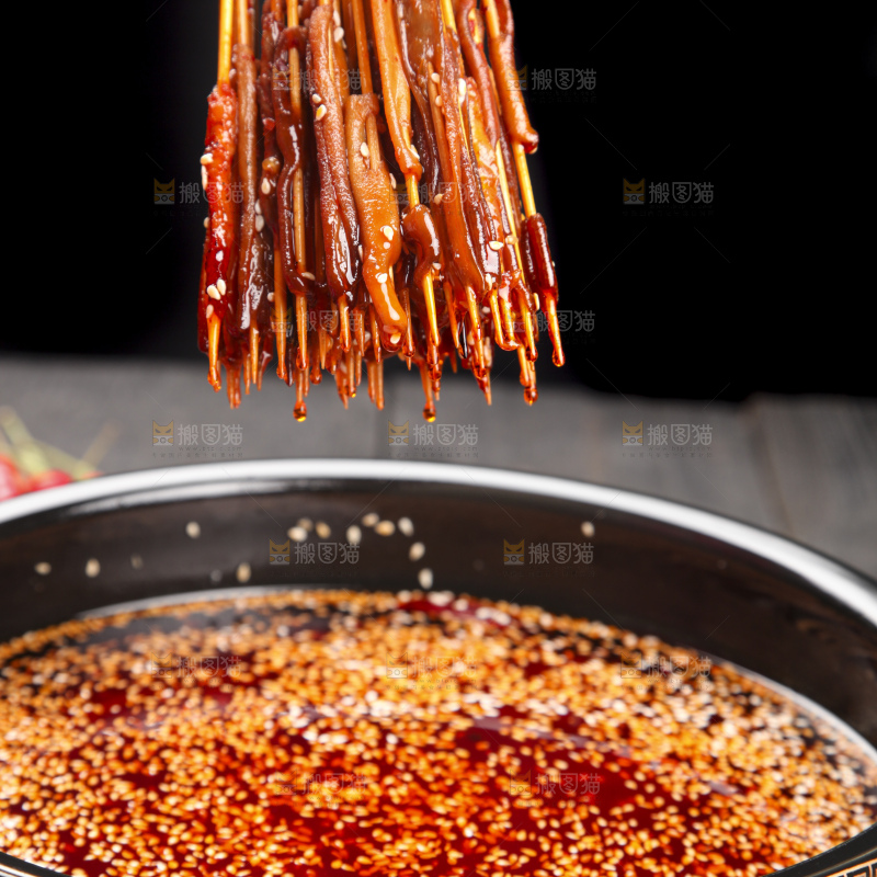 锅里放着鸭肠串