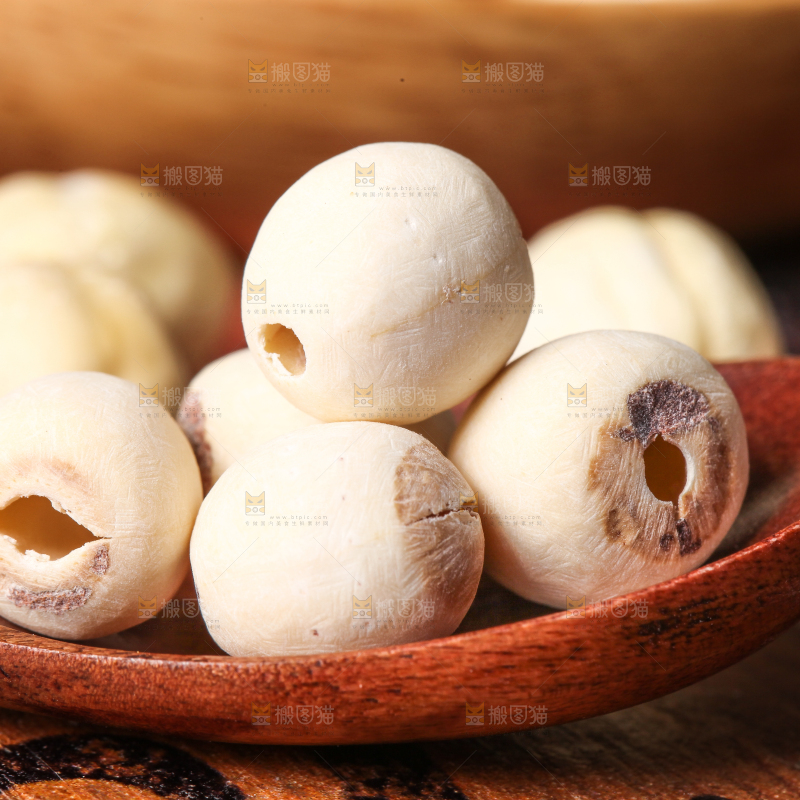 碗里装着干莲子