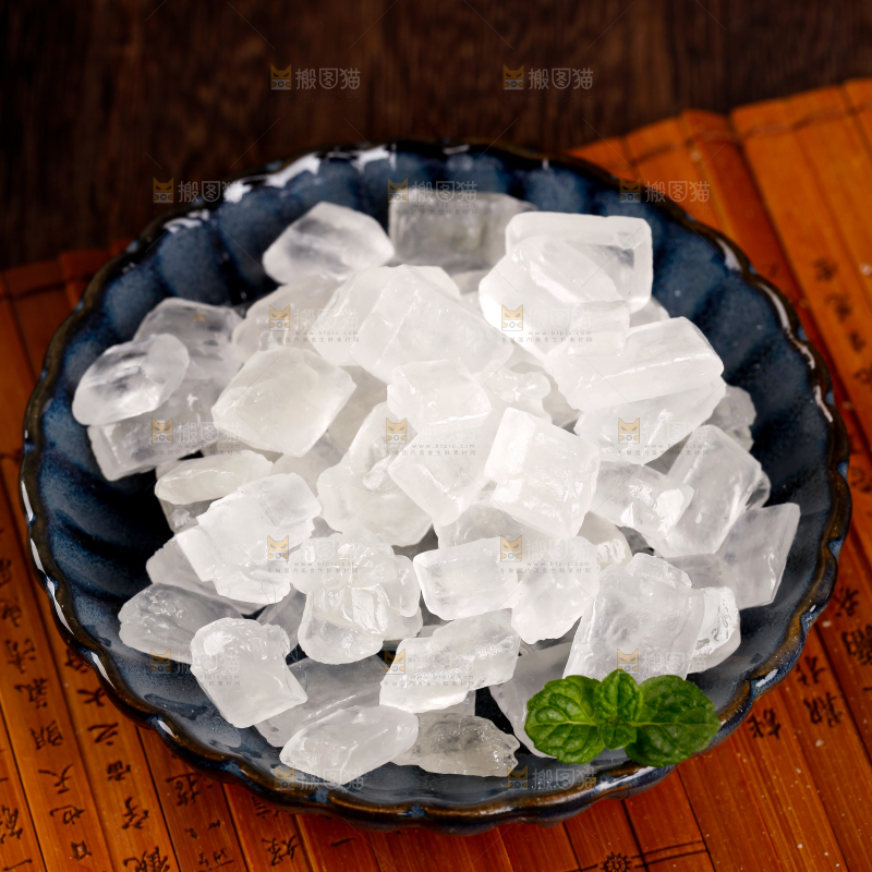 盘子里装着单晶冰糖