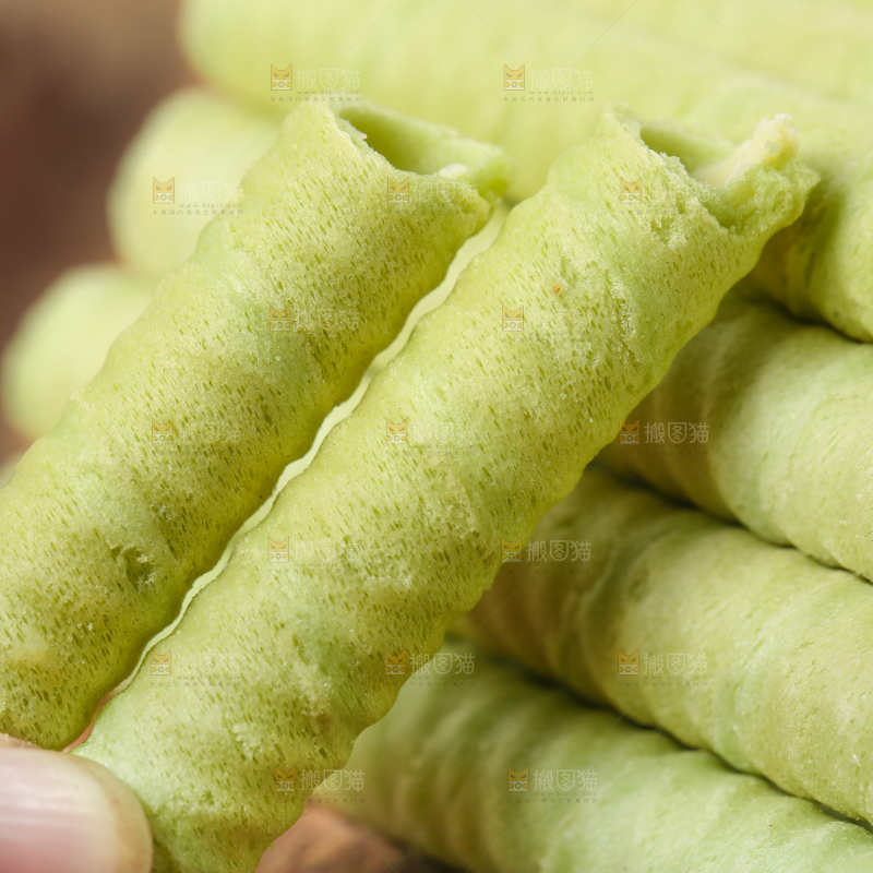 手里拿着抹茶卷