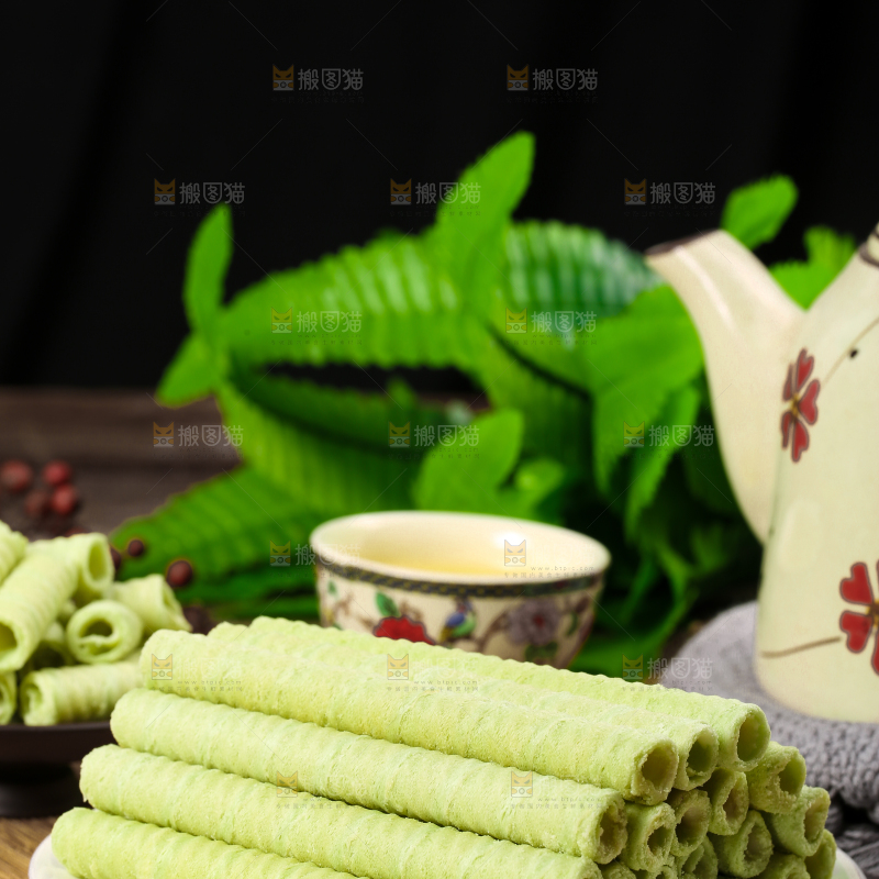 盘子里放着抹茶卷