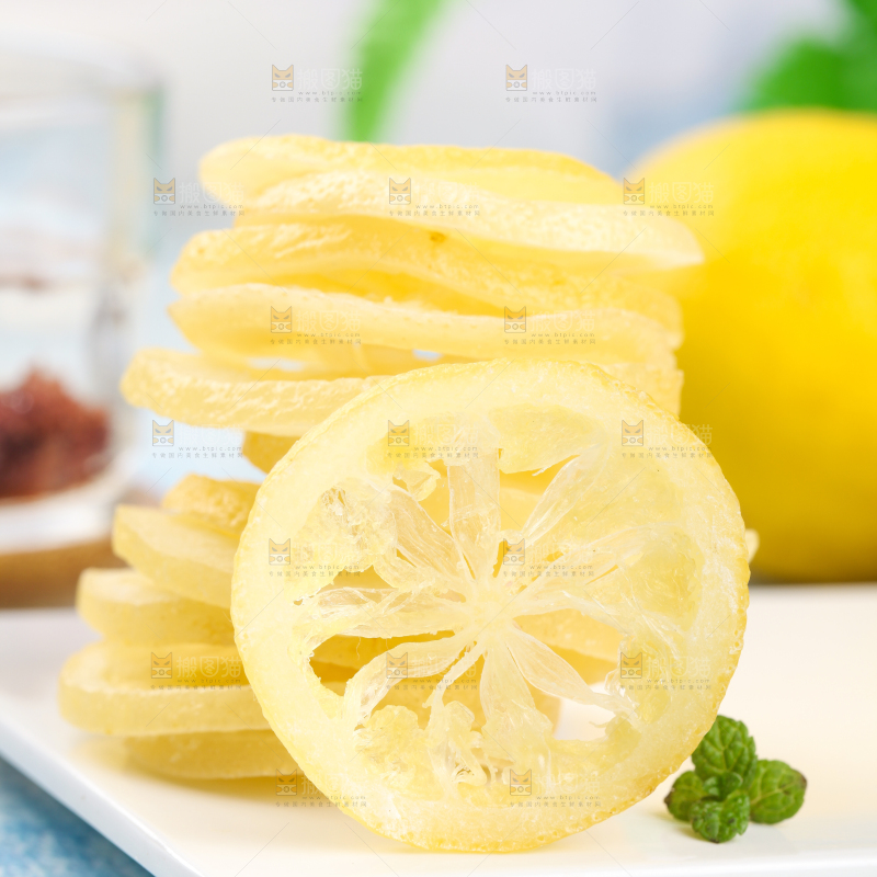 石板上放着干片柠檬干