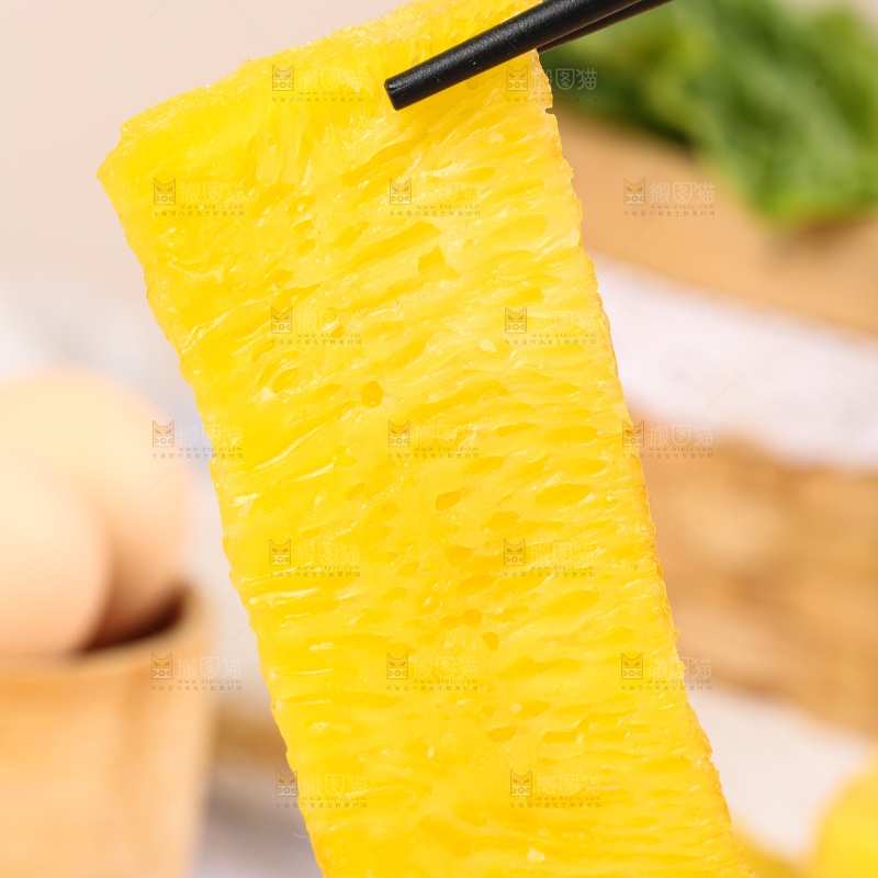 木板上摆放着椰汁黄金糕