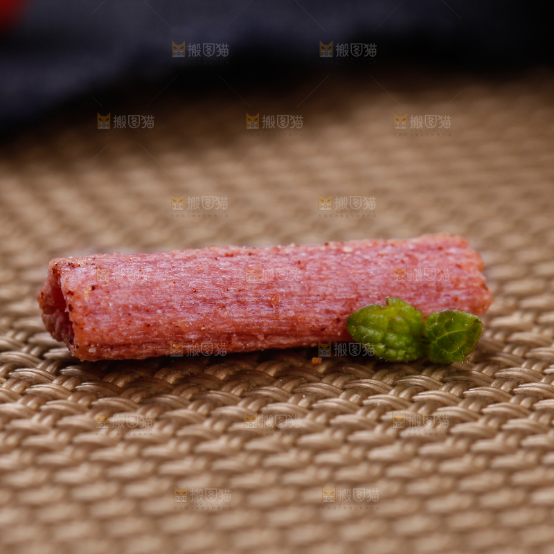浅底上放着紫薯薯条