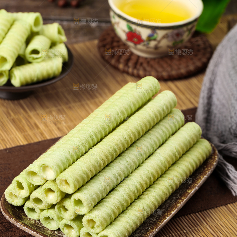 盘子里放着抹茶卷