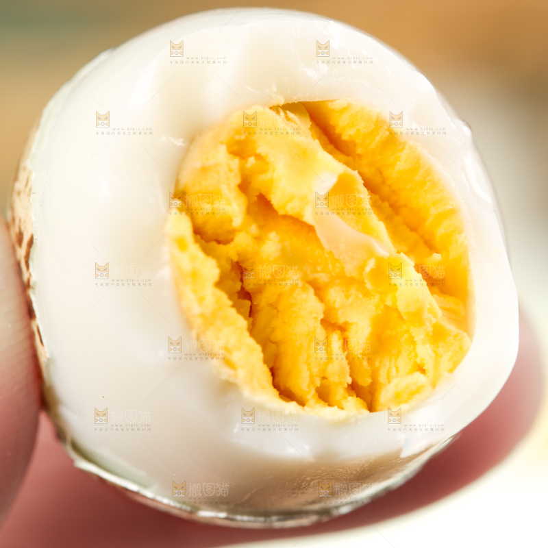 手拿剥皮的鹌鹑蛋