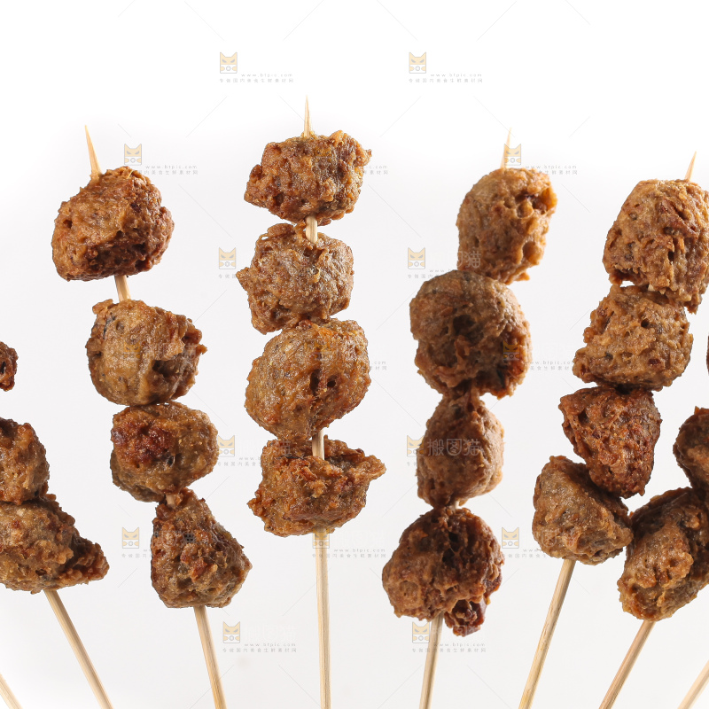 白底上的肉丸串