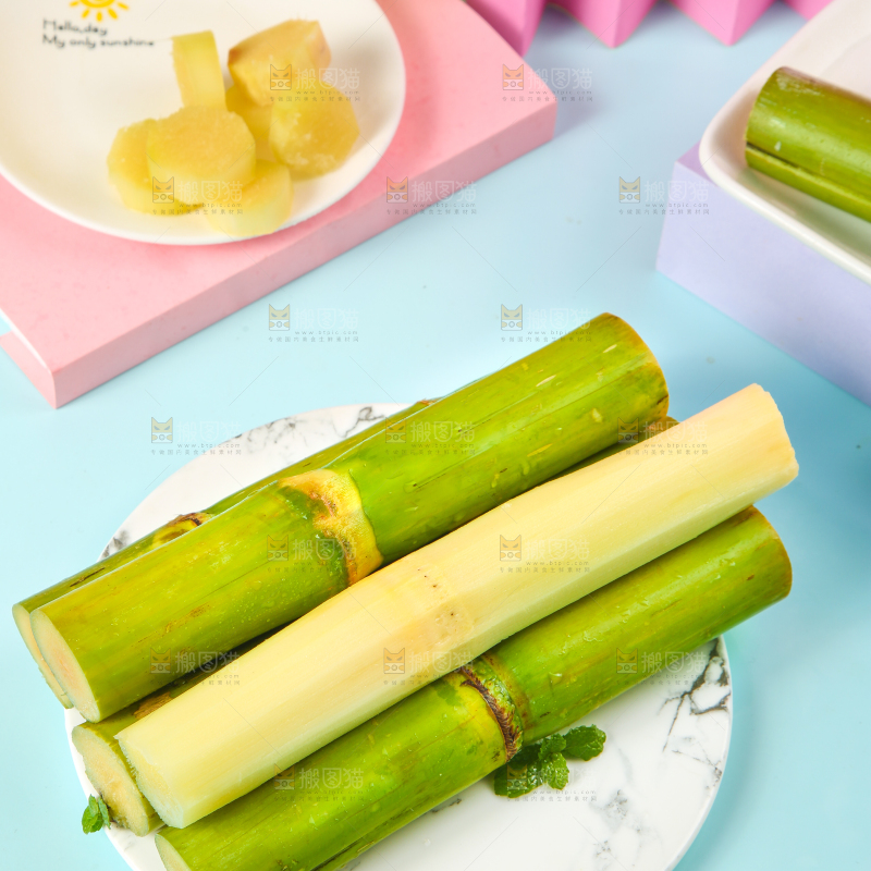 蓝底上放着一盘陶山甘蔗