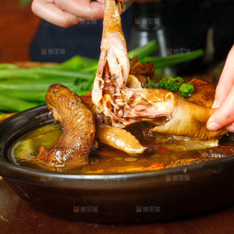 木板上放着一碗香菇鸡汤