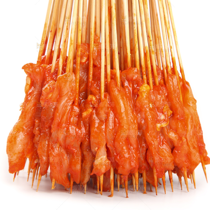 白底上放着肉串