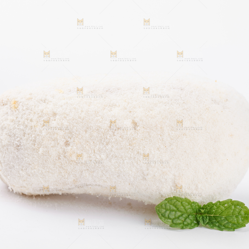白底上摆放着雪枣