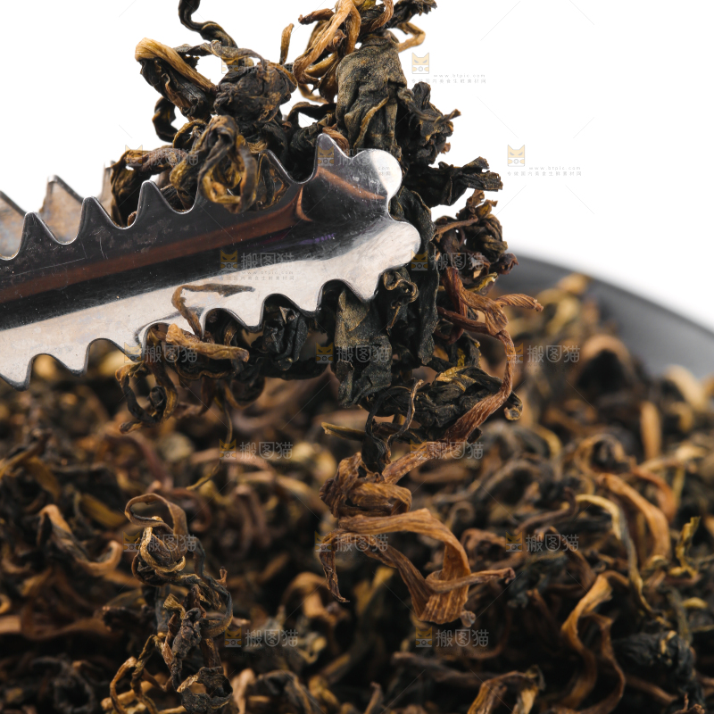 盘子里放着蒲公英茶