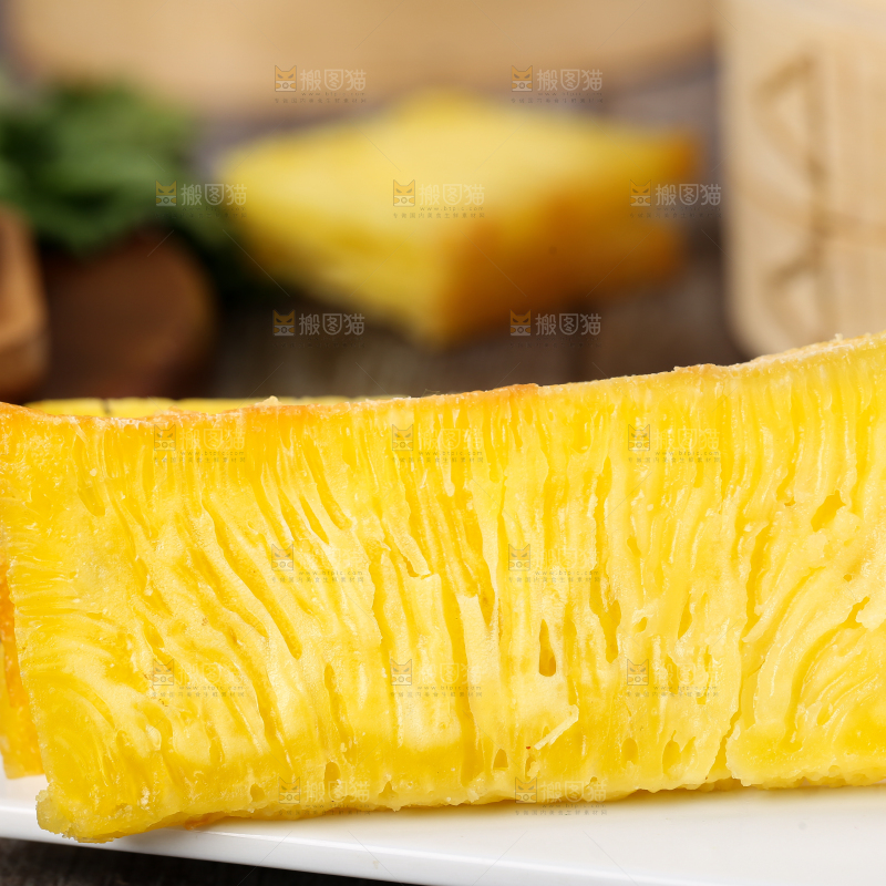 盘子里装着手工蒸糕