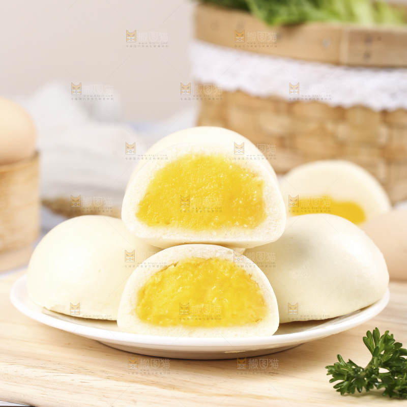 盘子里装着奶黄包