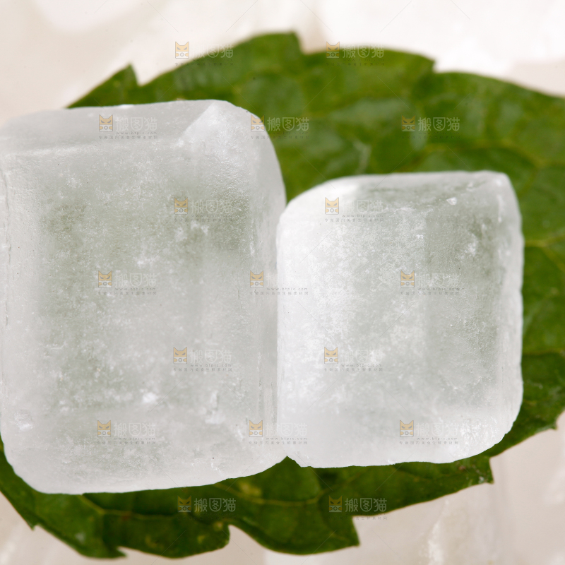 树叶上放着单晶冰糖