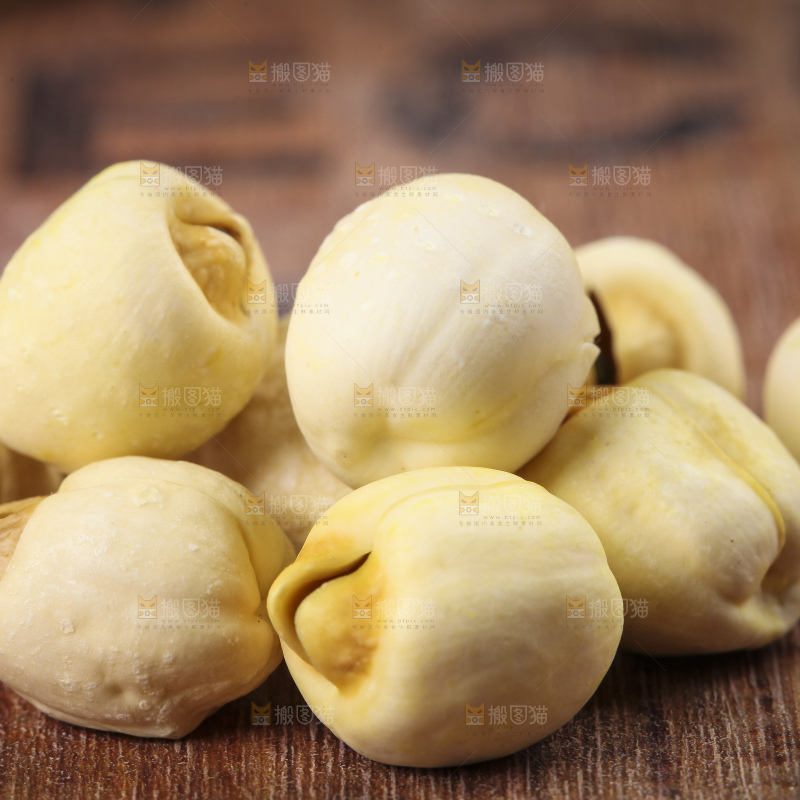 木板上放着干莲子