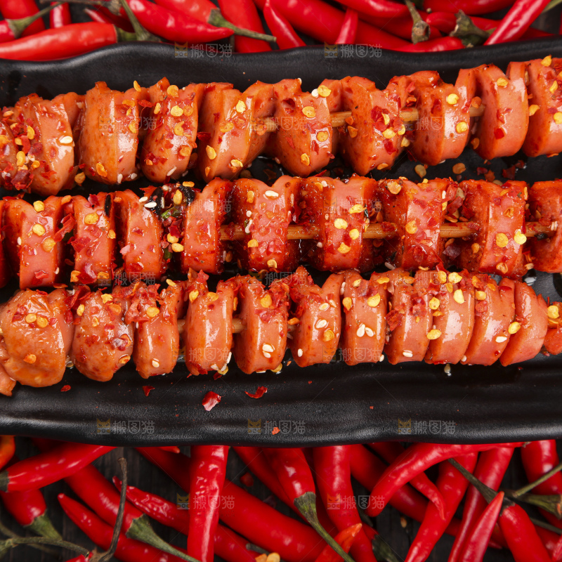 盘子里装着面筋串