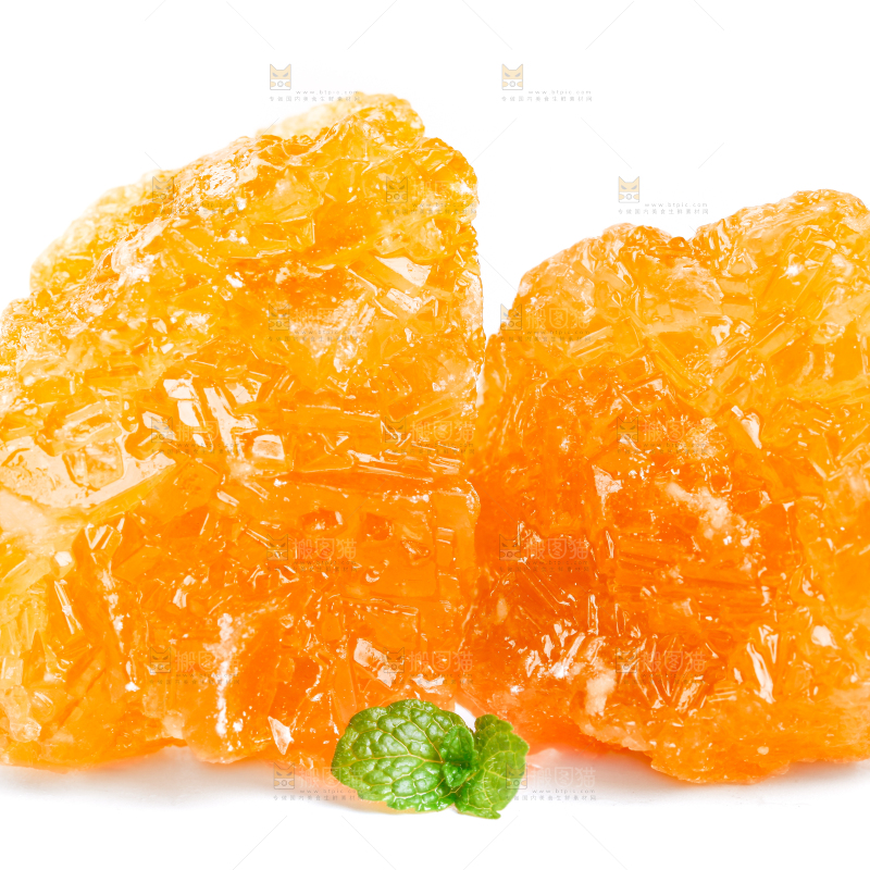 白底上摆放着黄糖块