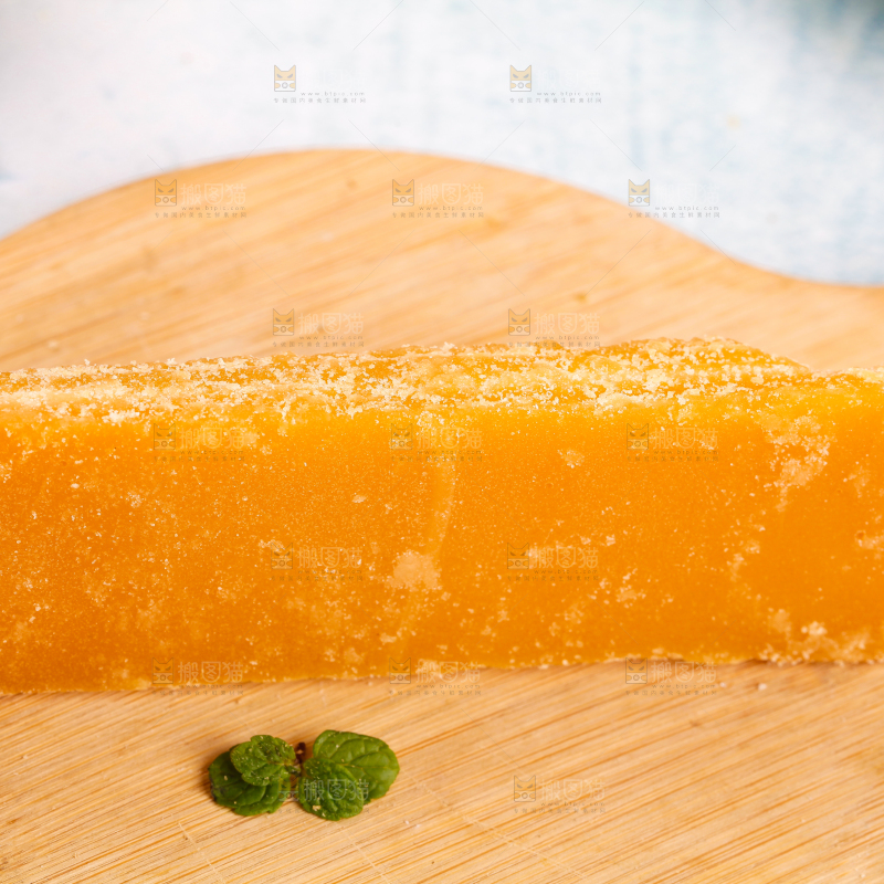 木底上放着黄糖块