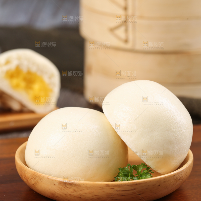 盘子里的奶黄馅包子