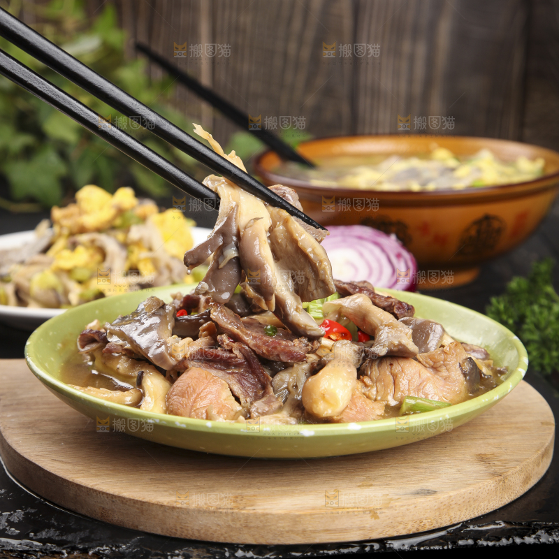 盘子里装着平菇炒肉