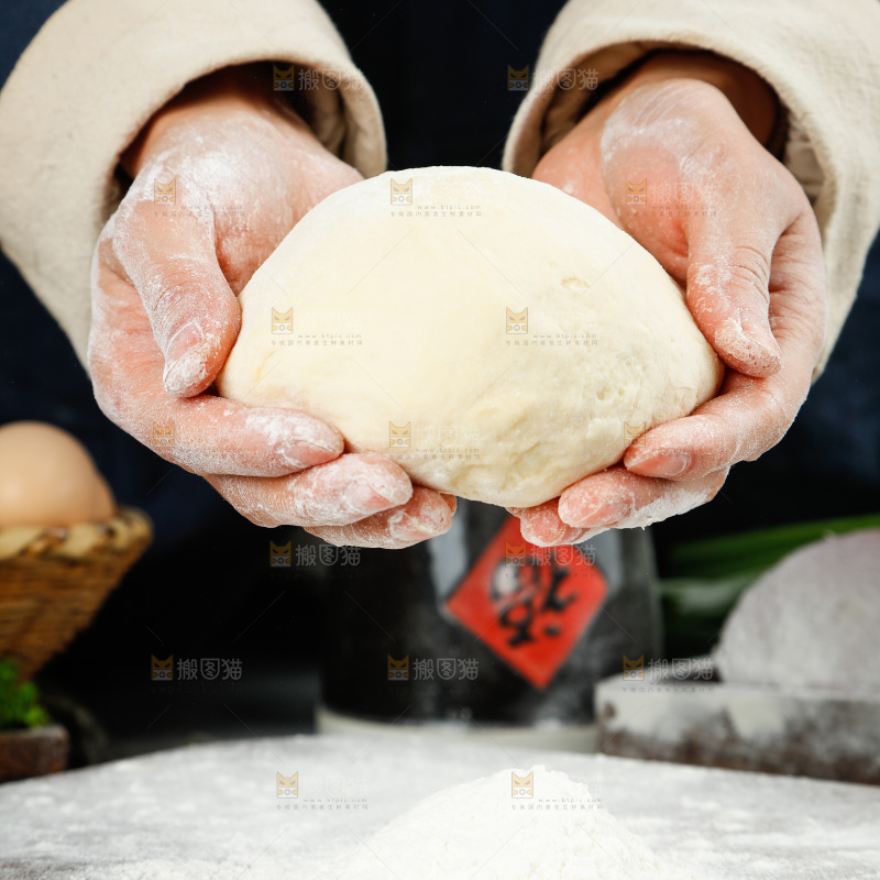手拿面团