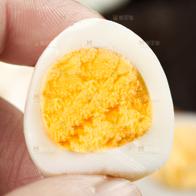 手拿剥皮的鹌鹑蛋