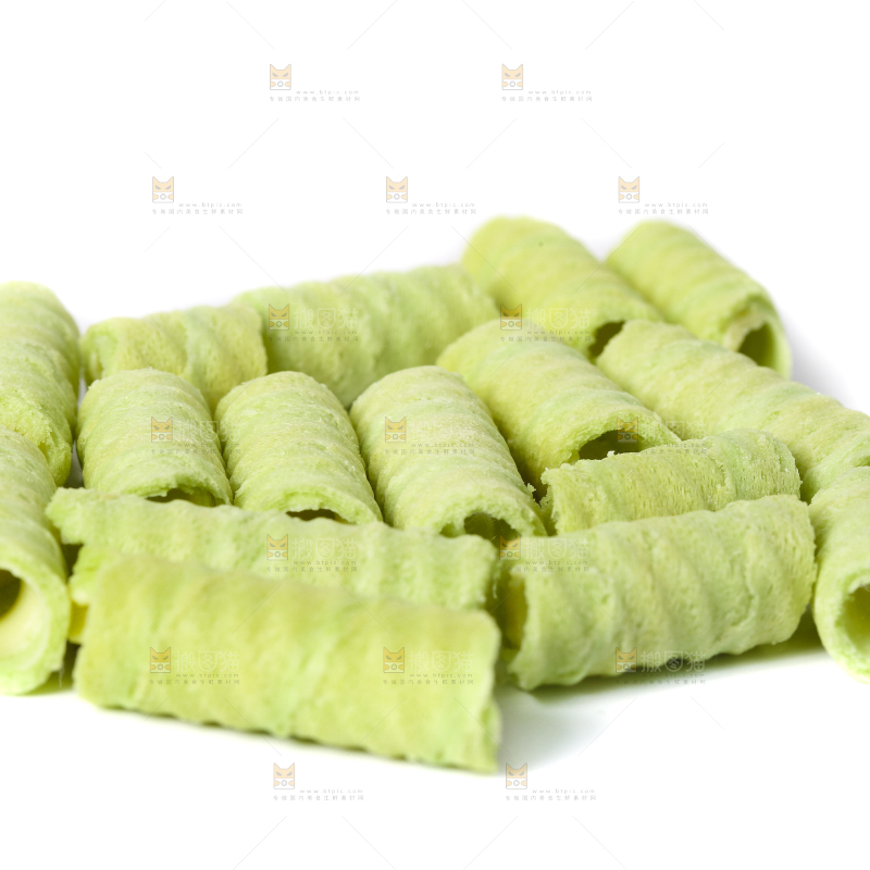 白底上摆放着抹茶卷