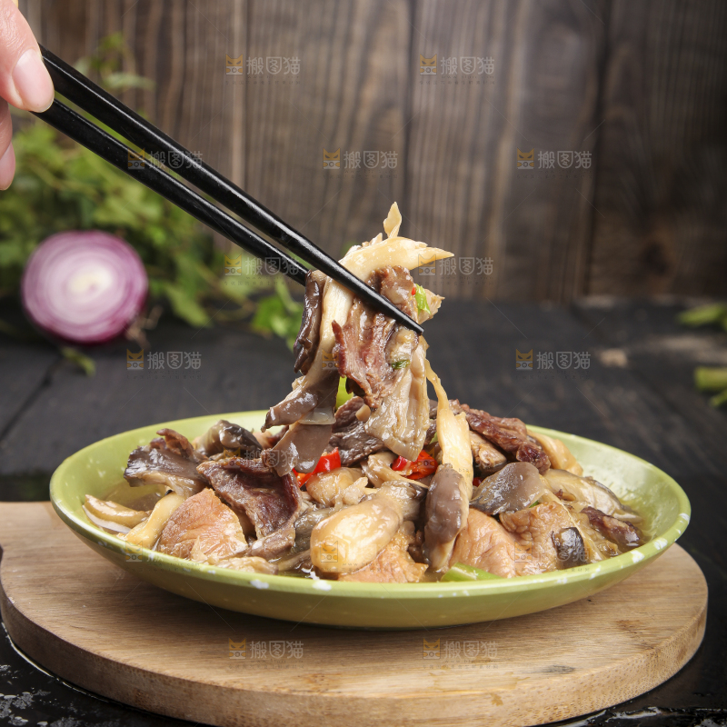 盘子里装着平菇炒肉