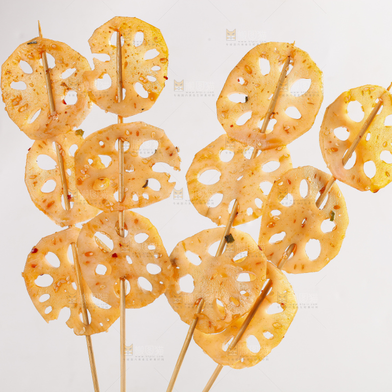 白底上放着藕串
