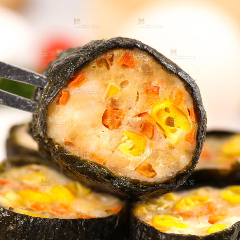 木板上的玉米紫菜卷
