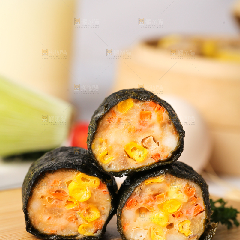 木板上的玉米紫菜卷