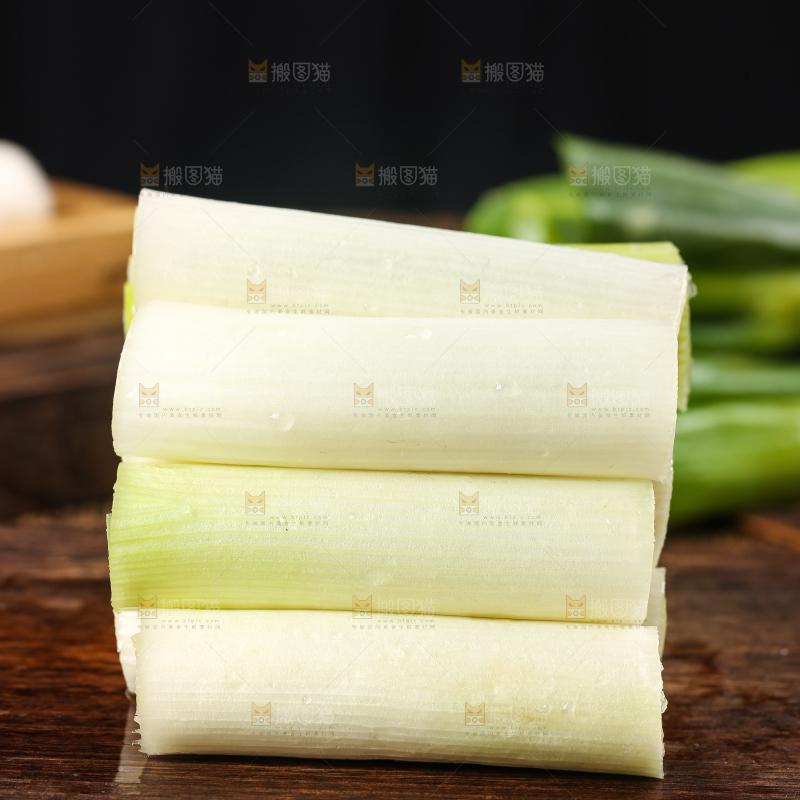 木底上的大葱