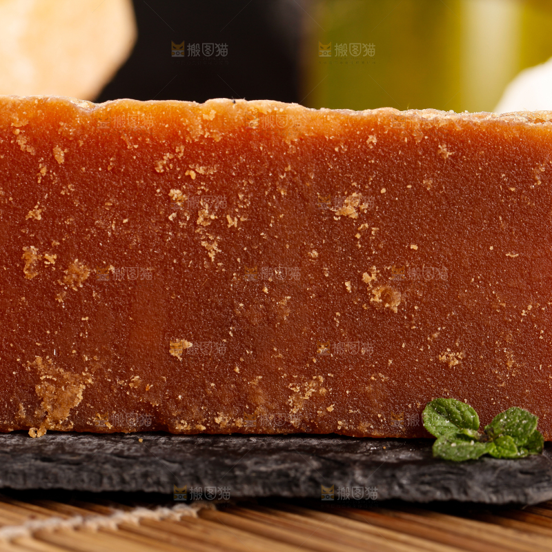 盘子里装着红糖块