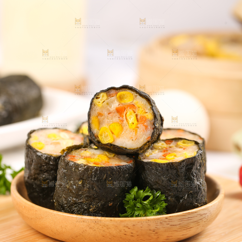 木板上的玉米紫菜卷