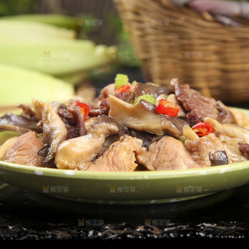 盘子里装着平菇炒肉