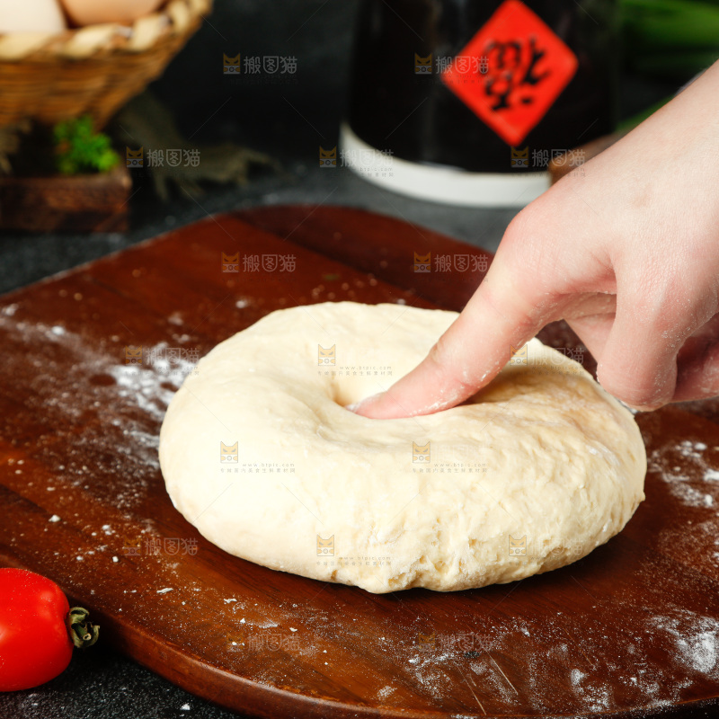木底上放着一个面团