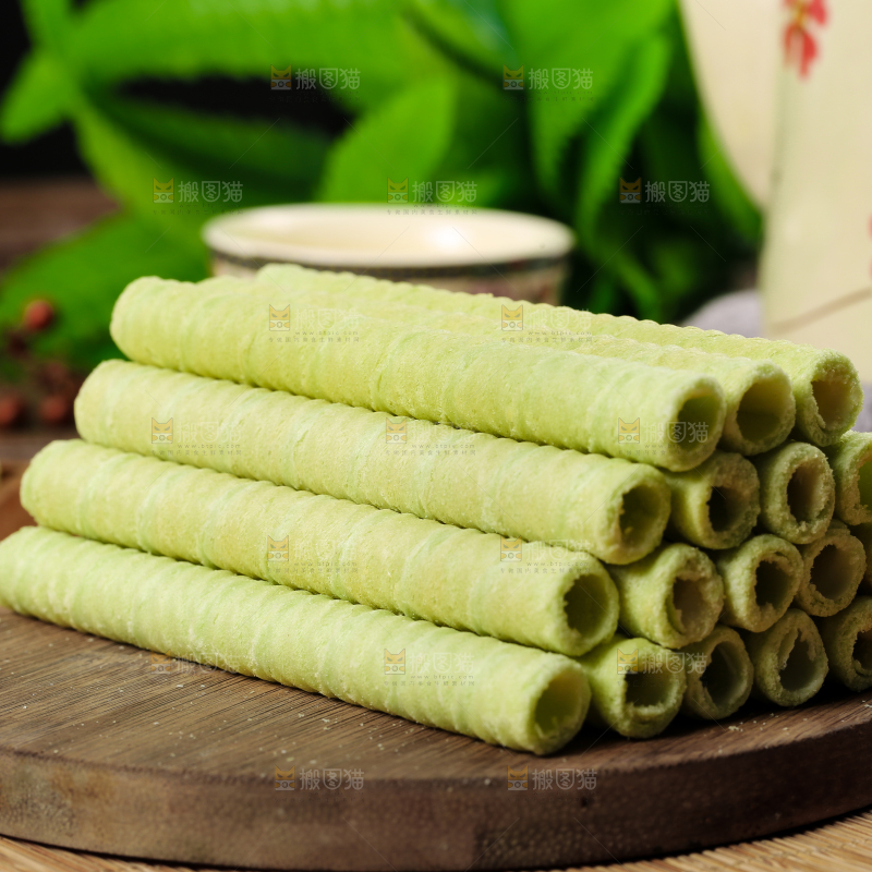 木底上放着抹茶卷
