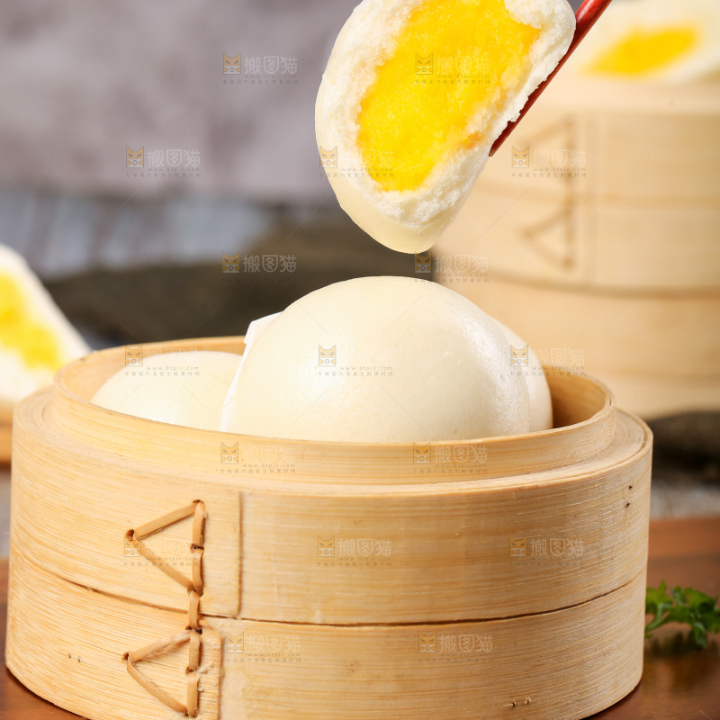 蒸笼里放着奶黄包
