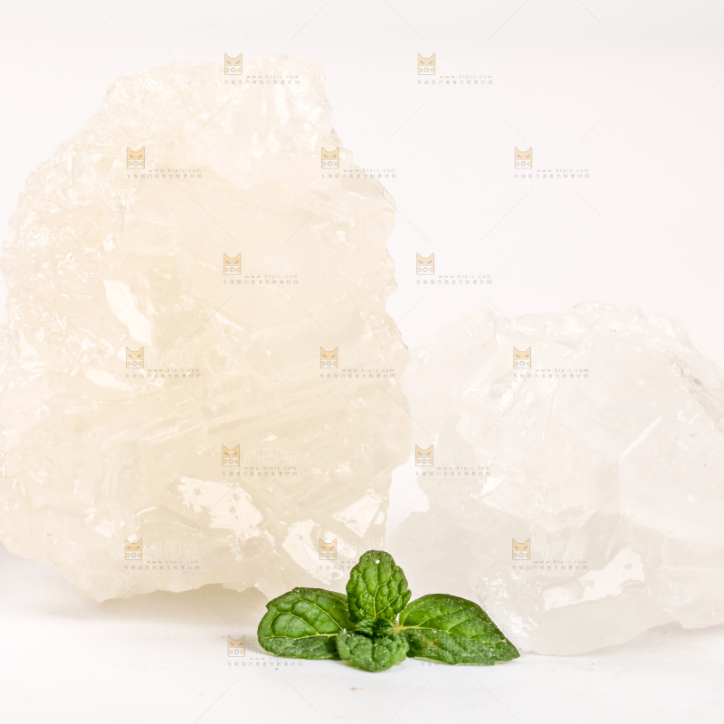 白底上摆放着多晶冰糖