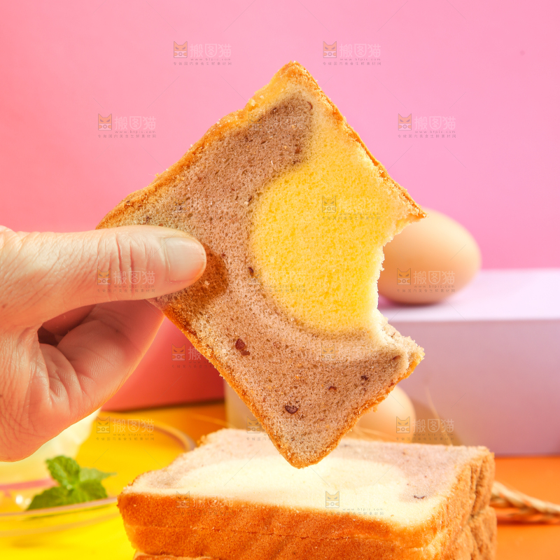 手拿掰开的吐司