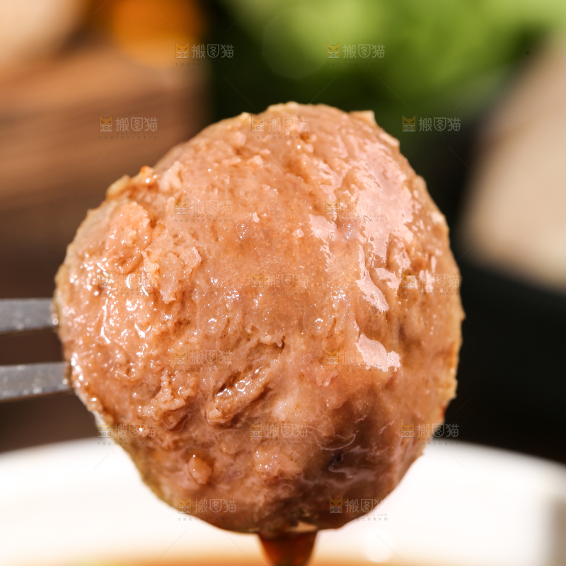 叉子叉着牛肉丸