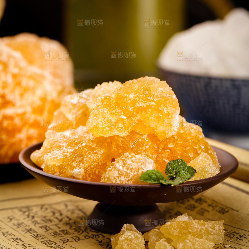 盘子里装着黄冰糖